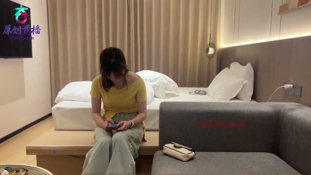 杏吧史萊姆 - 今天花3000約了一個大圈妹子，女孩穿衣顯瘦脫衣有肉各種姿勢進攻她的蜜穴